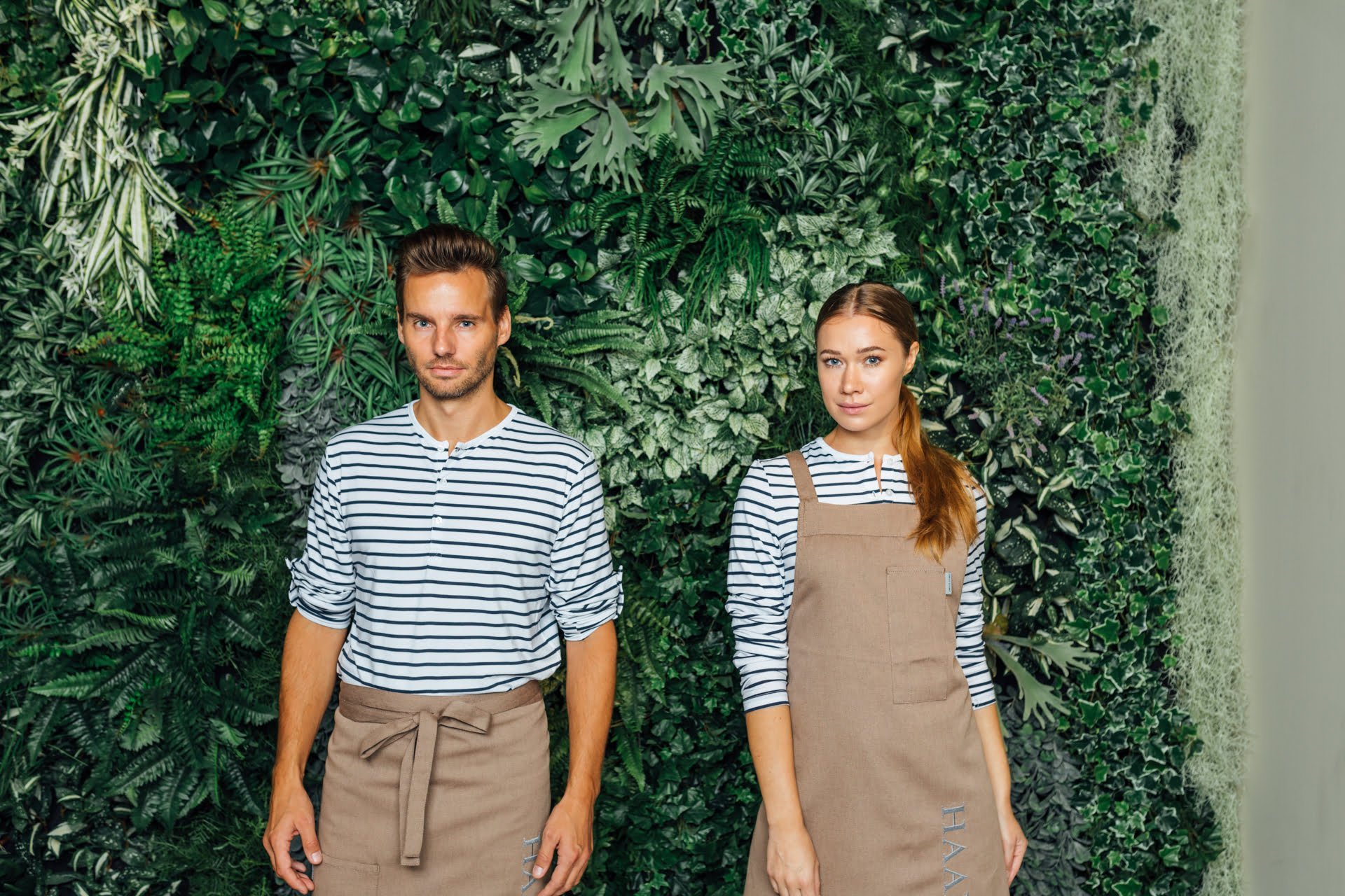 Duurzame horecakleding van SA Wear: schorten en gestreepte shirts